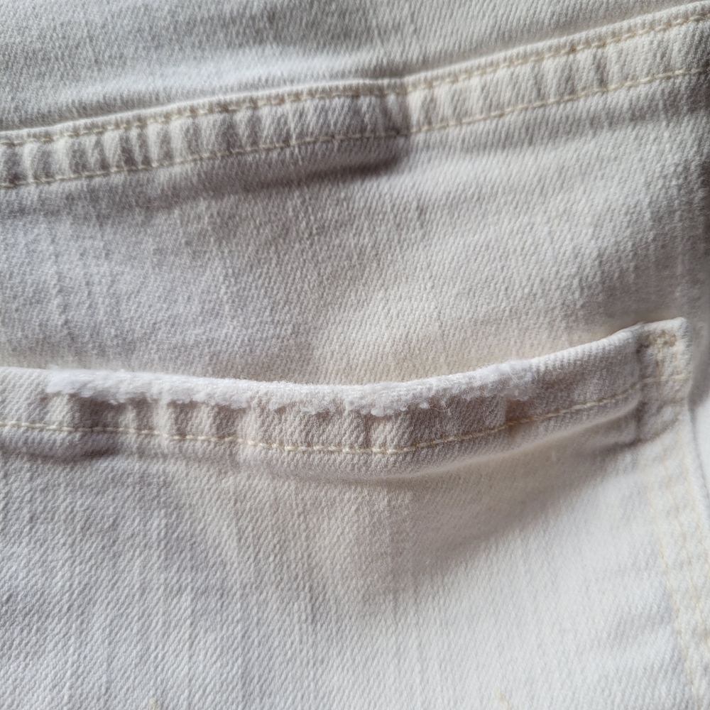 MOTHER Cropped Jeans in White with Red Accent - Picture 14 of 15